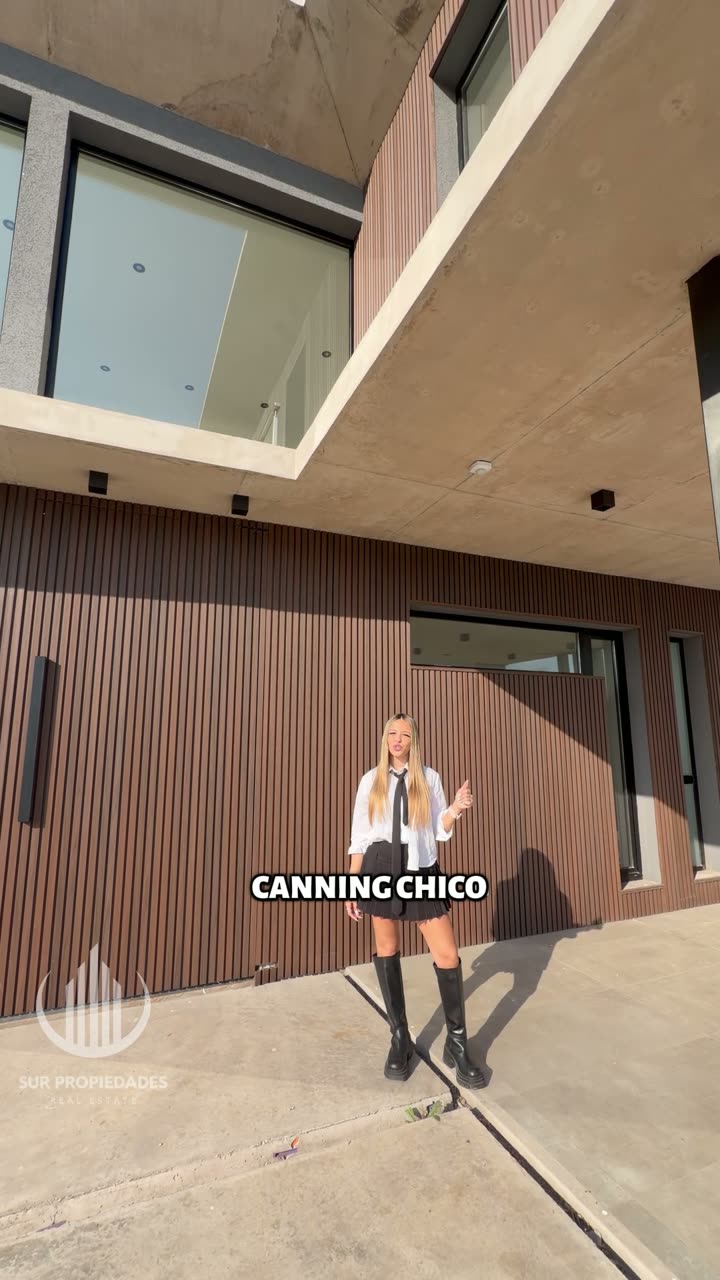 Valentina presentando una propiedad en Canning para Sur Propiedades
